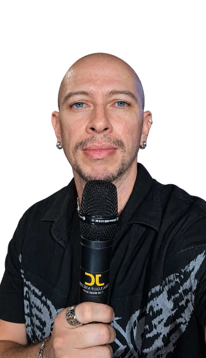 Eduardo Alves da Silva com microfone